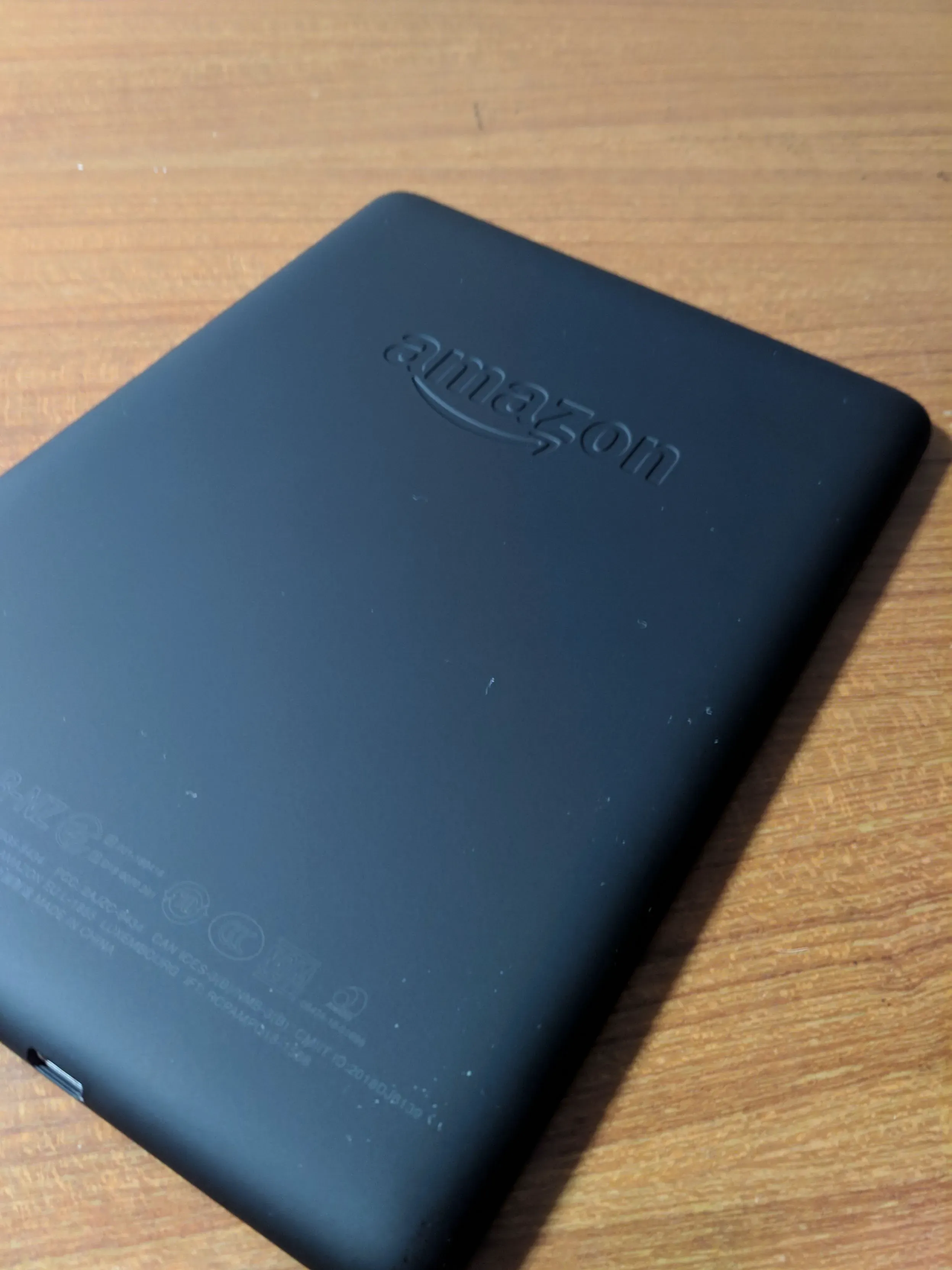 能看到虽然我买的不是国行,但也是在中国代工生产的。 Kindle 的背面