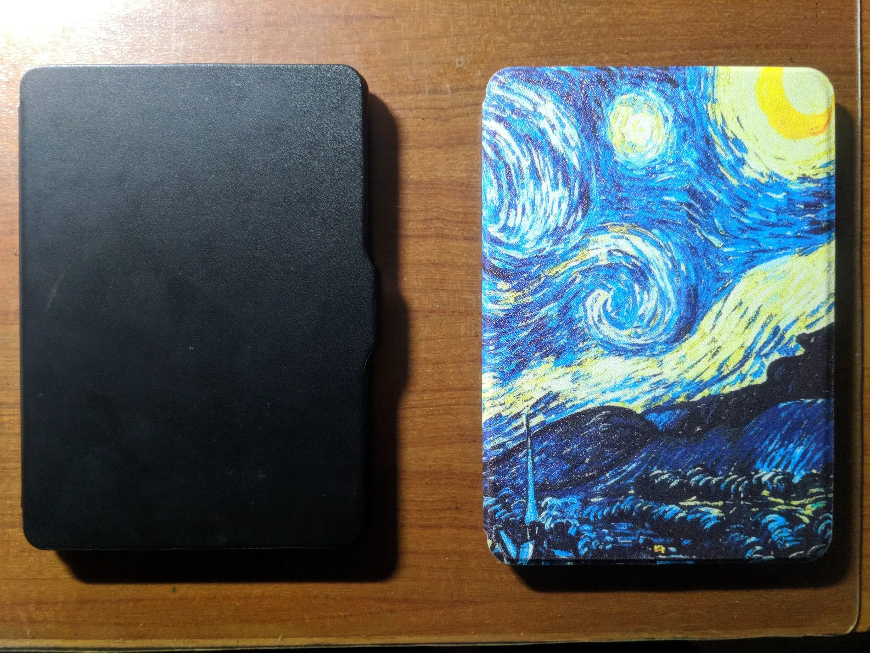 左为 Kindle 8,右为 Kindle Paperwhite 4。 两套对比