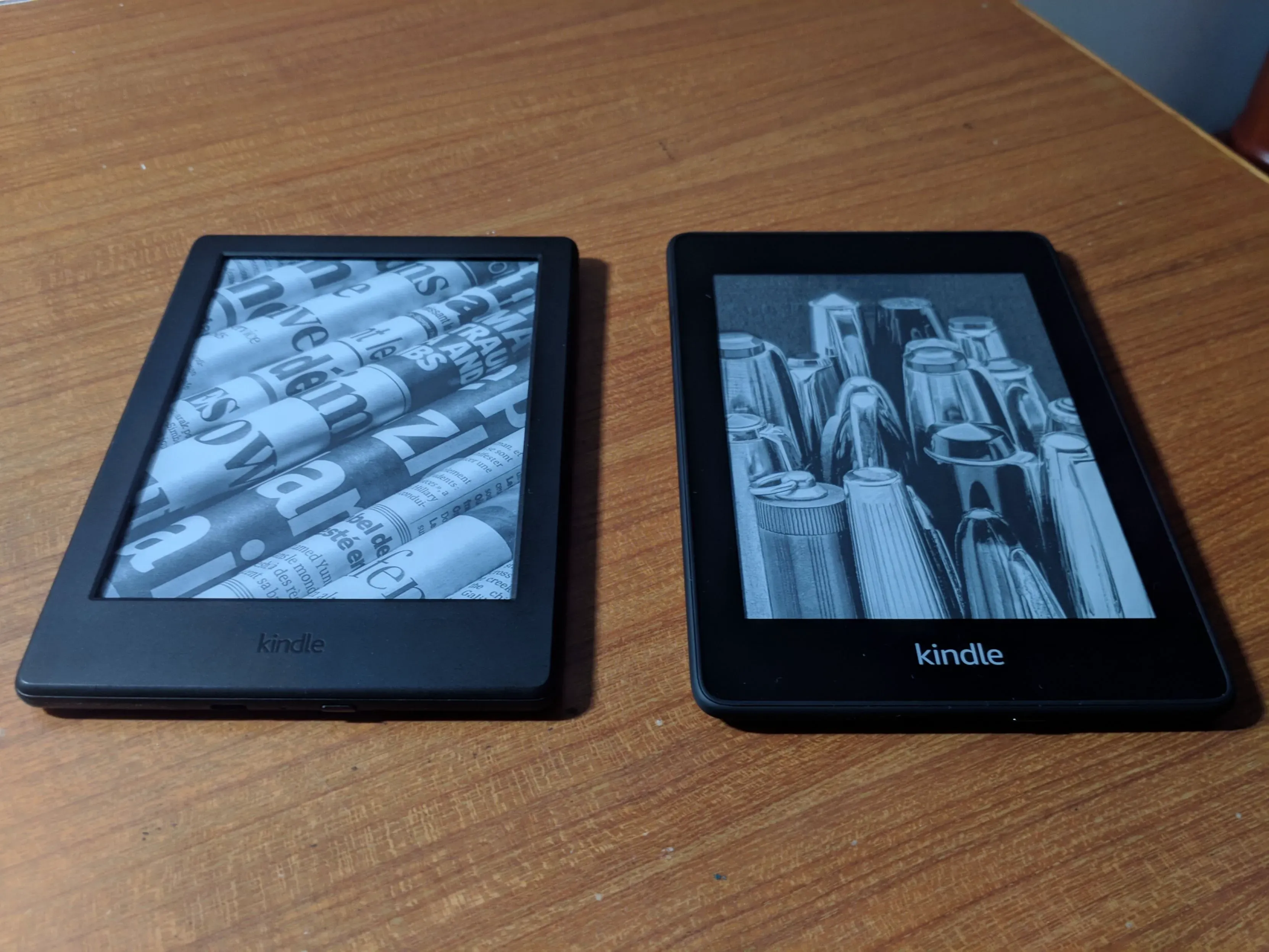左为 Kindle 8,右为 Kindle Paperwhite 4。 Kindle 8 和 Kindle Paperwhite 4 的正面比较